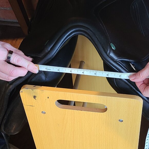 Crosby  18" Monoflap Dressage Saddle with Opti-fit Interchangeable Gullet - Picture 8 of 15